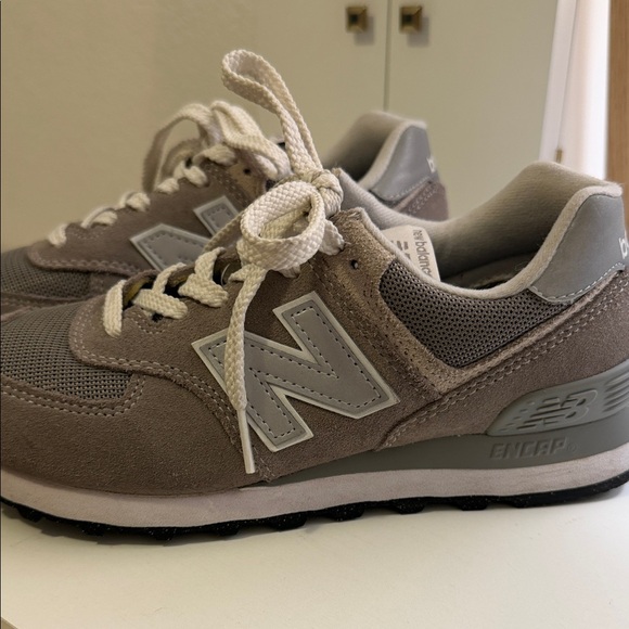 New Balance 574 Women's Gray Sneakers~ 6.5 - Picture 2 of 7